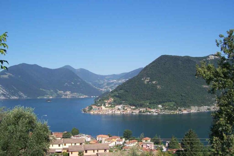 Monte Isola sul Lago d’Iseo, uno dei borghi più belli d’Italia